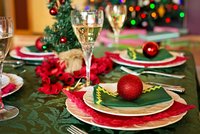 Table de Noël avec des assiettes et des serviettes colorées
