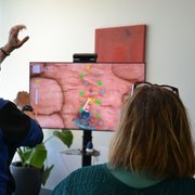 Deux personnes regardent un écran