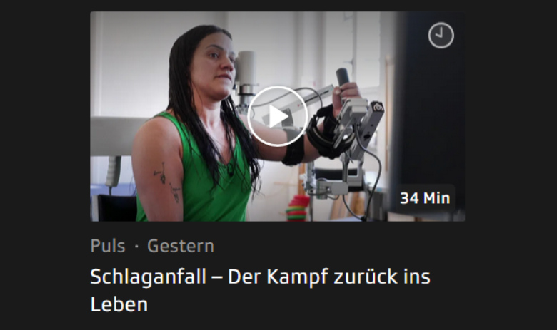 Vorschaubild einer Sendung: Eine Frau bedient mit einer Hand einen Roboter in einem medizinischen Setting. Darunter steht: Puls. Gestern. Schlaganfall – Der Kampf zurück ins Leben