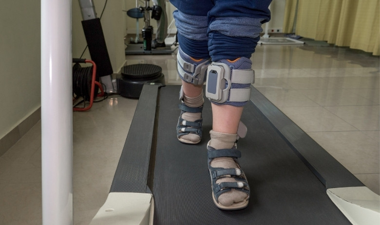 Die Beine einer Person, die sich auf einem Laufband fortbewegt.