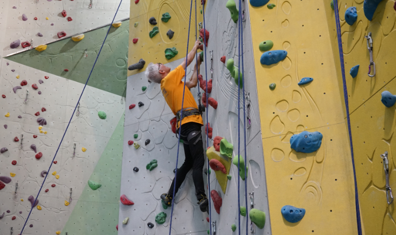 Cours d'escalade Andy escaladant un mur