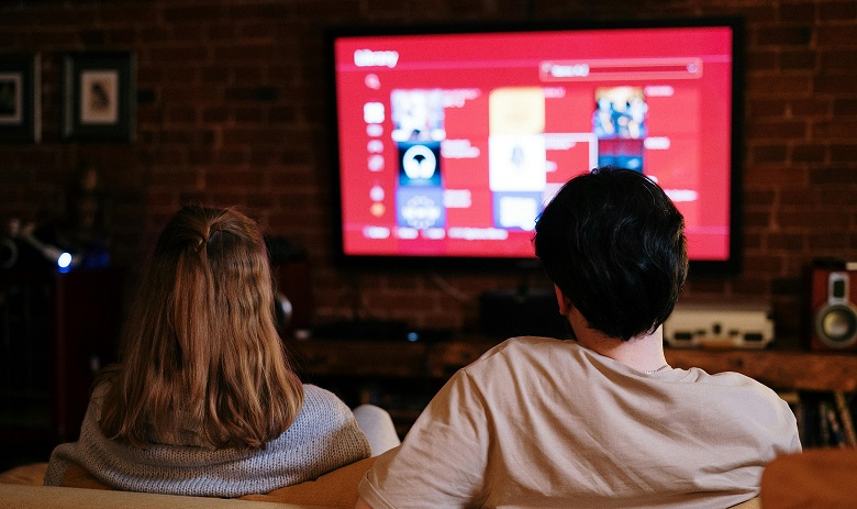 Film Deux personnes regardent un écran de télévision