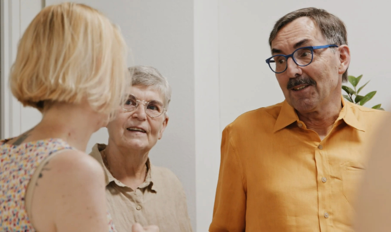 Drei Personen im Gespräch