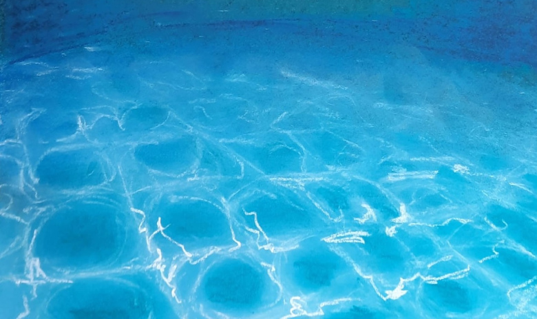 Ausschnitt eines Kunstwerks mit Lichtreflektionen unter Wasser